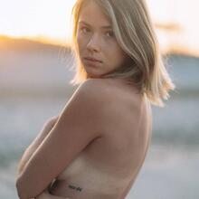  Nude