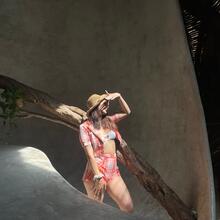  Nude