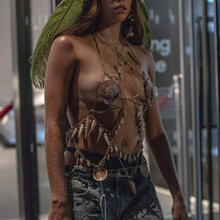  Nude