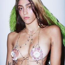  Nude