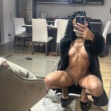  Nude