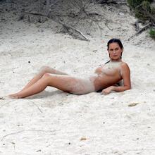  Nude