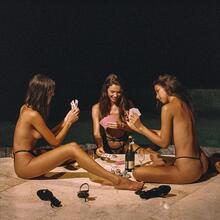  Nude