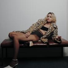  Nude