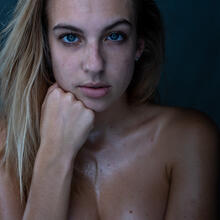  Nude