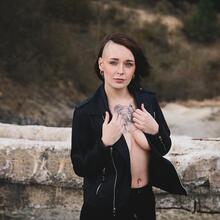  Nude