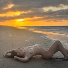  Nude