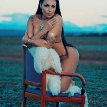  Nude