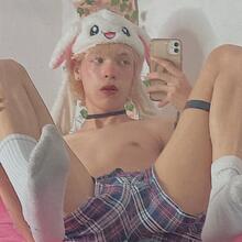  Nude