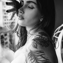  Nude