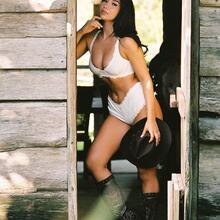 Nude