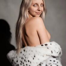  Nude