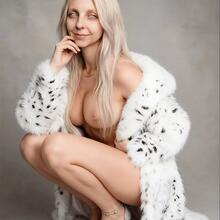  Nude