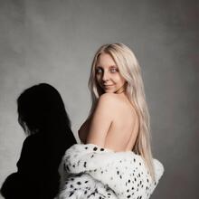  Nude