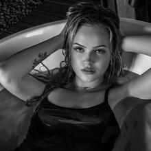  Nude
