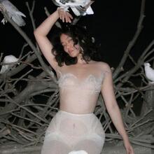 Nude