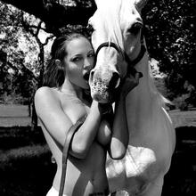  Nude