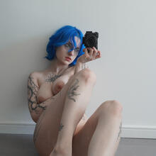  Nude