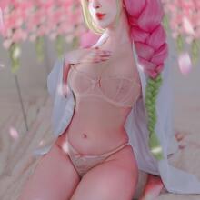  Nude
