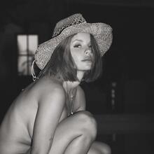  Nude