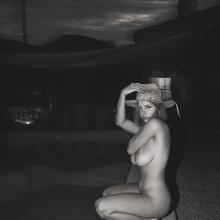  Nude