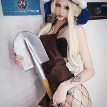  Nude