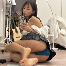  Nude