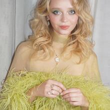  Nude