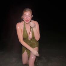  Nude