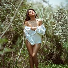  Nude