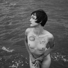  Nude