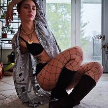  Nude
