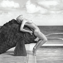  Nude