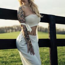  Nude