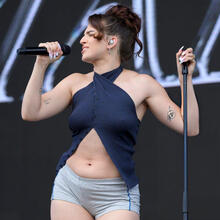  Nude