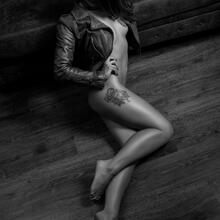  Nude