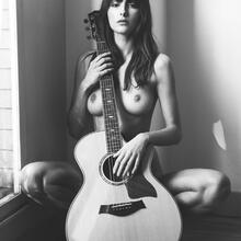  Nude