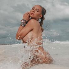  Nude
