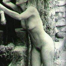  Nude
