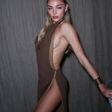 Nude