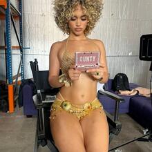  Nude