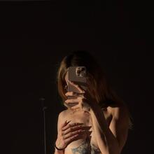  Nude