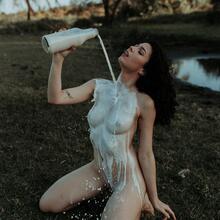  Nude