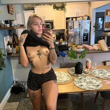  Nude