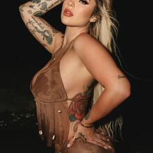  Nude