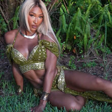  Nude