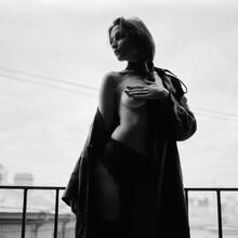 Nude