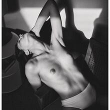  Nude