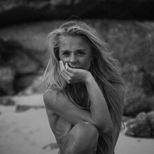  Nude
