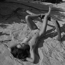  Nude